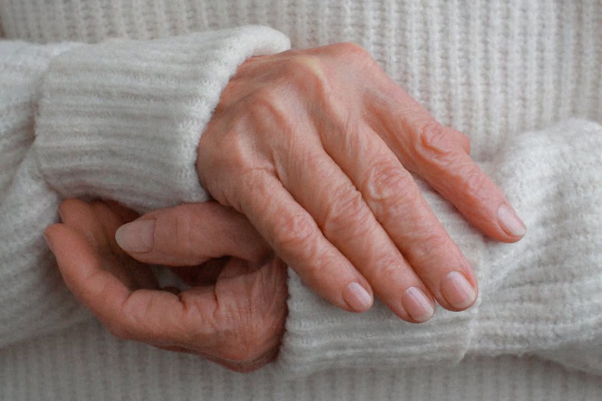 Manicure, który odwróci uwagę od pomarszczonych dłoni – odmładzające kolory, kształty i długości
