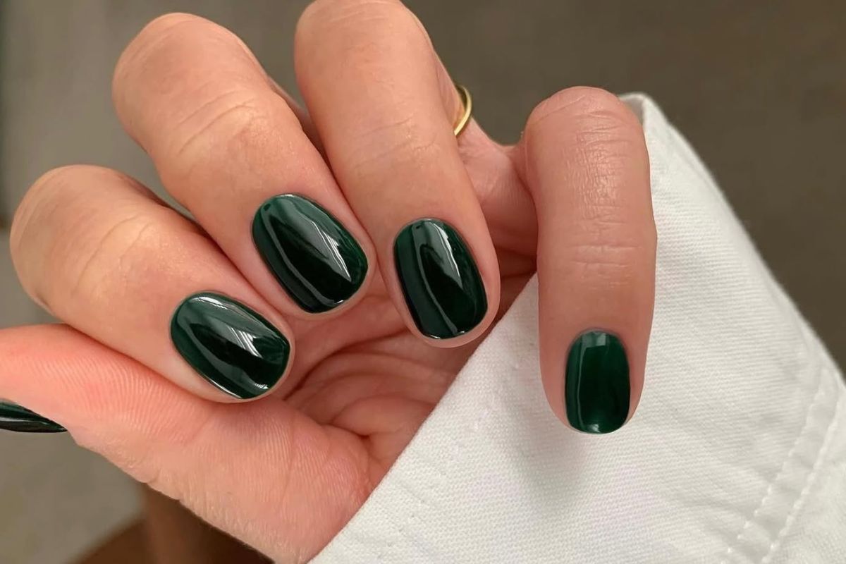 Gorący trend. Manicure w kolorze butelkowej zieleni na jesień 2025. 10 modnych odsłon