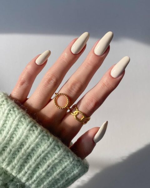 Migdałowe paznokcie. Stylizacje manicure do tego kształtu w trendach na jesień 2025