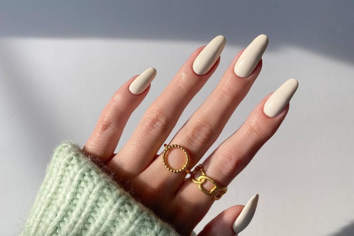 Migdałowe paznokcie. Stylizacje manicure do tego kształtu w trendach na jesień 2025