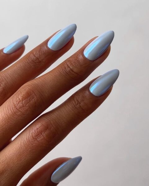 Mirror nails – lustrzane paznokcie to luksusowy trend na jesień 2025. Zobacz stylizacje