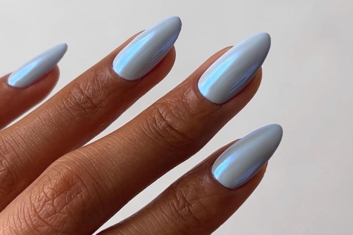Mirror nails – lustrzane paznokcie to luksusowy trend na jesień 2025. Zobacz stylizacje