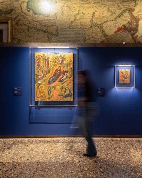 Sala z niebieskimi ścianami, obrazami w muzeum Collezione Peggy Guggenheim w Wenecji.