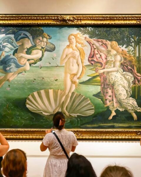 Widok na obraz Narodziny Wenus Botticellego w muzeum Uffizi Galleries, słynnego muzea we Włoszech we Florencji.