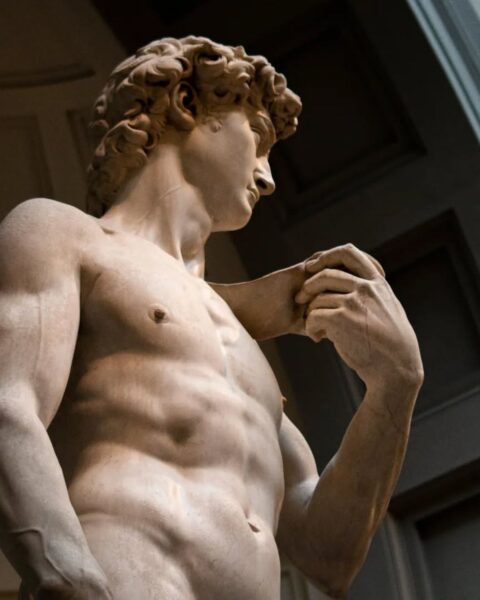Widok na rzeźbę Dawida, jednego z eksponatów muzeum we Włoszech Galleria dell’Accademia di Firenze.