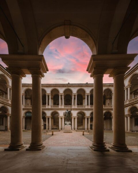 Widok na dziedziniec muzeum Pinacoteca di Brera we Włoszech.