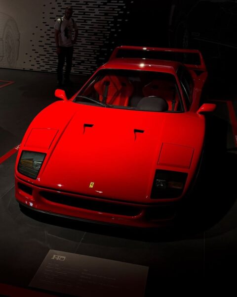 Sala z zaparkowanym samochodem w kolorze czerwonym marki Ferrari w Museum Ferrari Maranello we Włoszech.