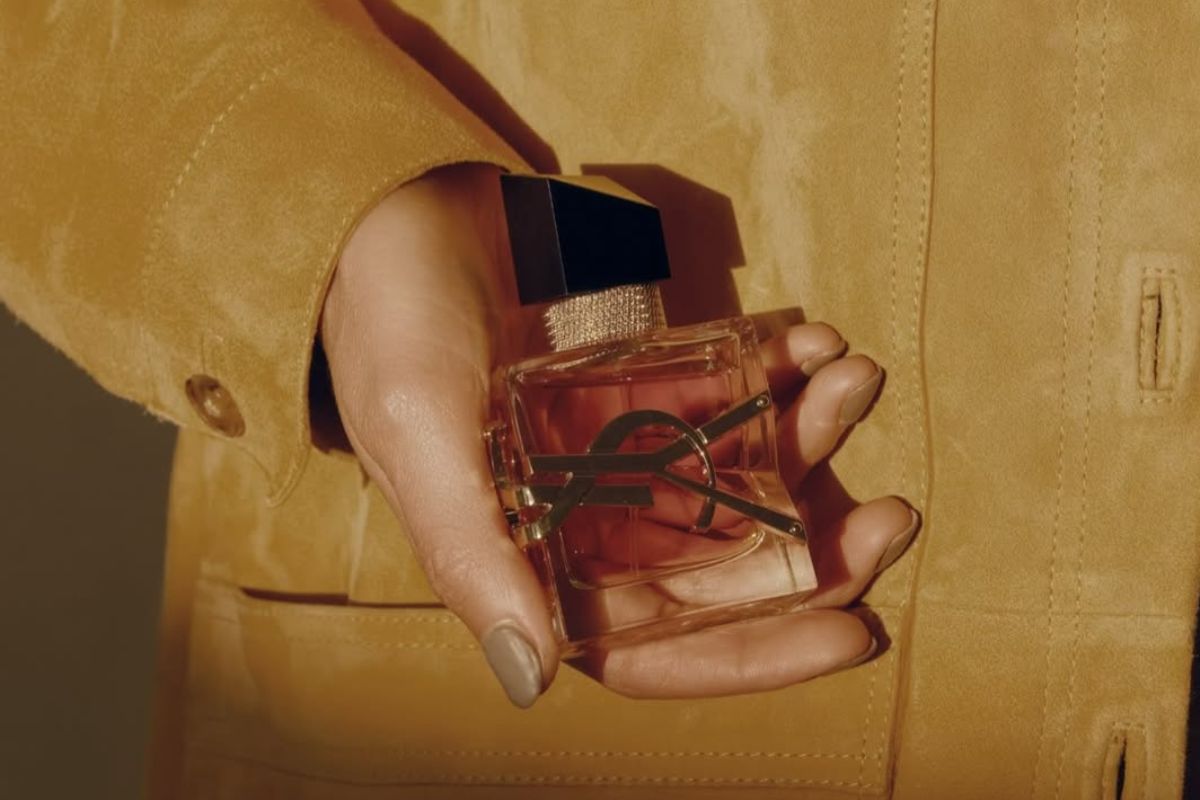 Perfumy, których używają Francuzki – tych 6 kompozycji poczujesz w Paryżu jesienią 2025