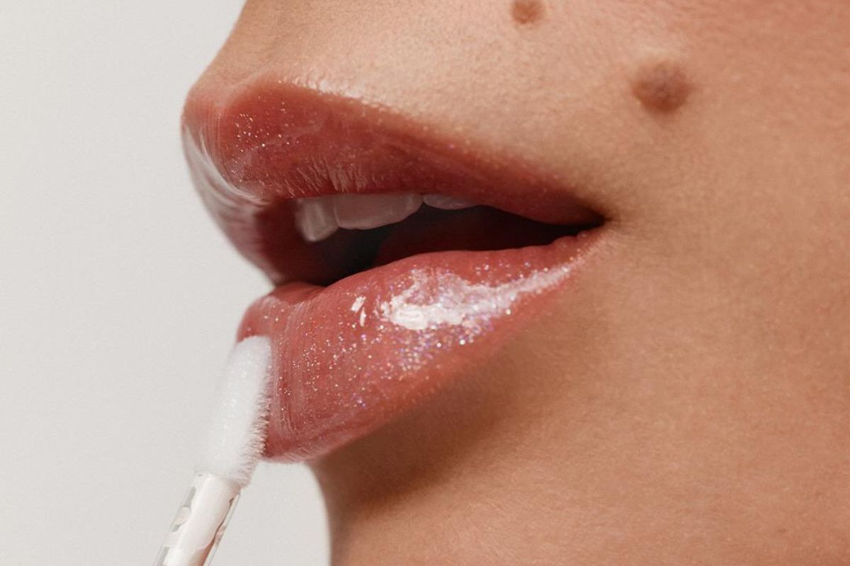 „Pool lips” – basenowe usta z niebieskim błyszczykiem wyglądają lepiej niż brzmią. Czym są?