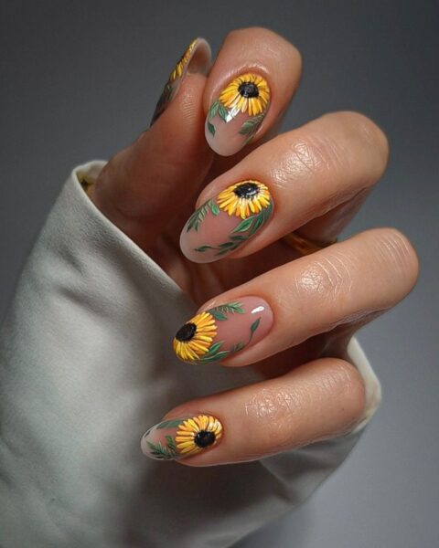 Słonecznikowe paznokcie – 10 inspiracji manicure na kończące się lato
