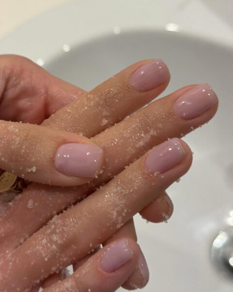 Soap nails – prawdopodobnie najbardziej schludny manicure. Czym jest i komu pasuje?