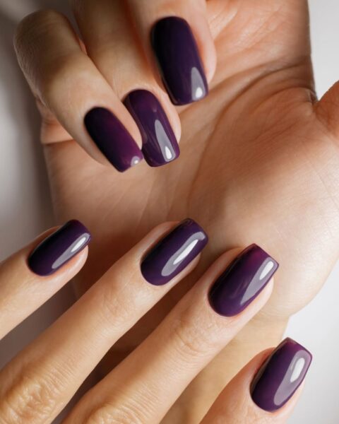 Nowy topowy kolor: świdośliwa. Manicure w tym odcieniu to hit na przełom lata i jesieni