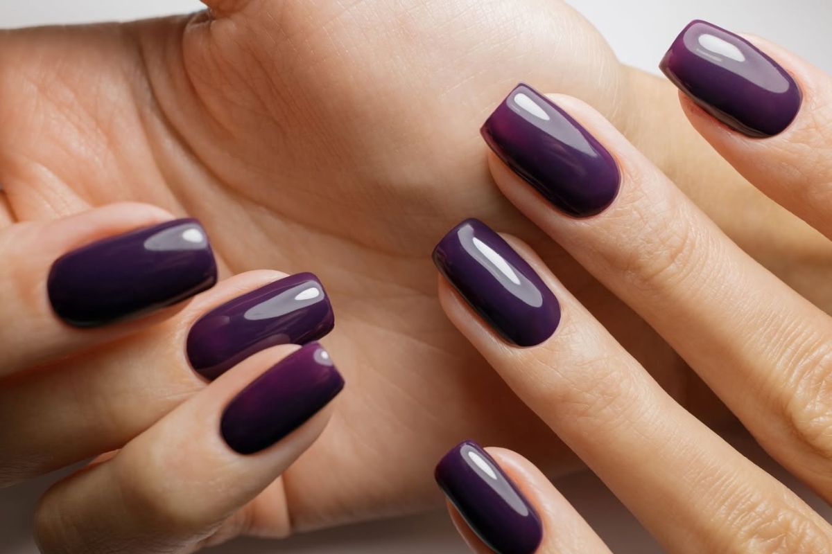 Nowy topowy kolor: świdośliwa. Manicure w tym odcieniu to hit na przełom lata i jesieni
