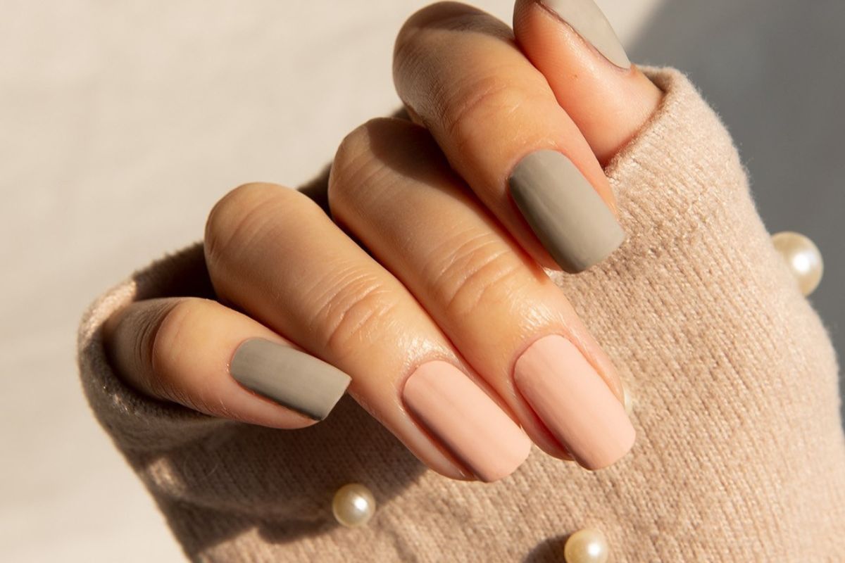 Zamszowe paznokcie na jesień 2025 – najmodniejszy efekt manicure na nowy sezon