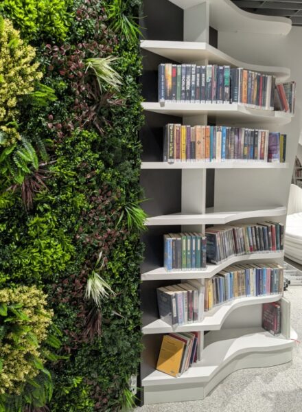 Wnętrze nowoczesnej biblioteki.