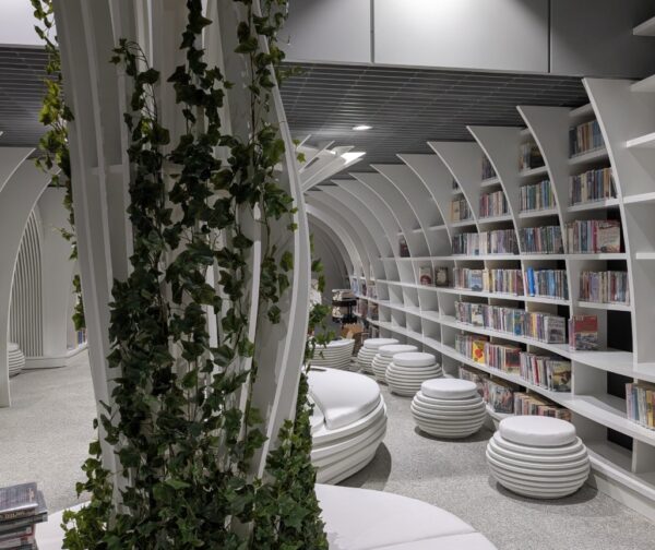 Wnętrze nowoczesnej biblioteki.