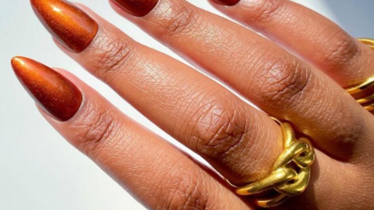 Bronze nails – nowy trend w manicure, który na paznokciach daje efekt “złotej godziny”