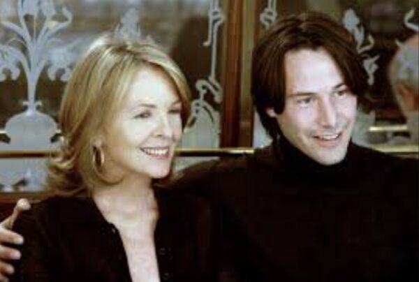 Diane Keaton z Keanu Reevesem w scenie z filmu "Lepiej późni, niż później"