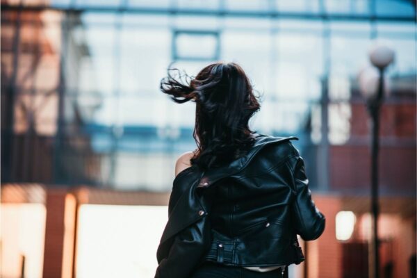 5 ponadczasowych stylizacji z kurtką skórzaną damską