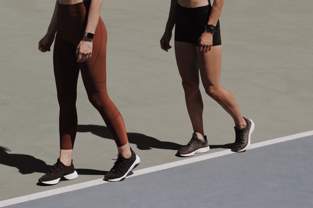 Sportowe buty damskie – jak je stylizować z wyczuciem trendów?