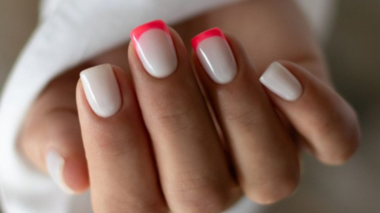 Manicure na długi, sierpniowy weekend. 8 propozycji, które łączą elegancję i wakacyjne trendy