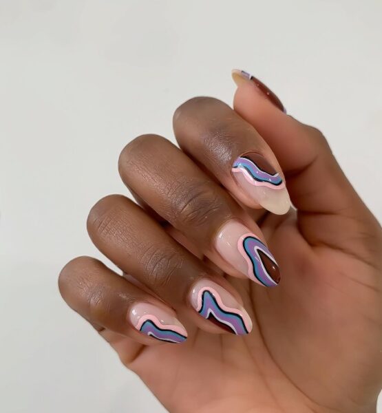 Kolorowy manicure.