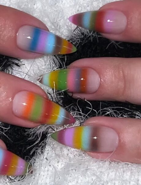Kolorowy manicure.