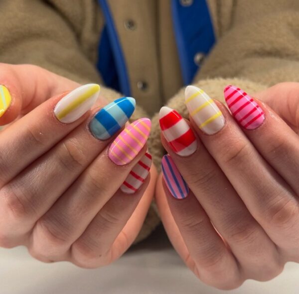 Kolorowy manicure.
