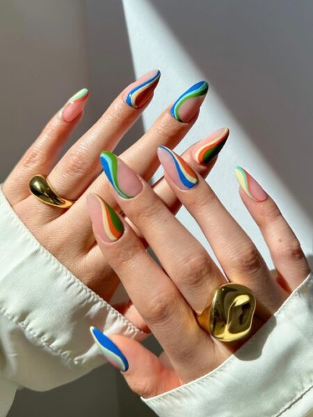 Kolorowy manicure.