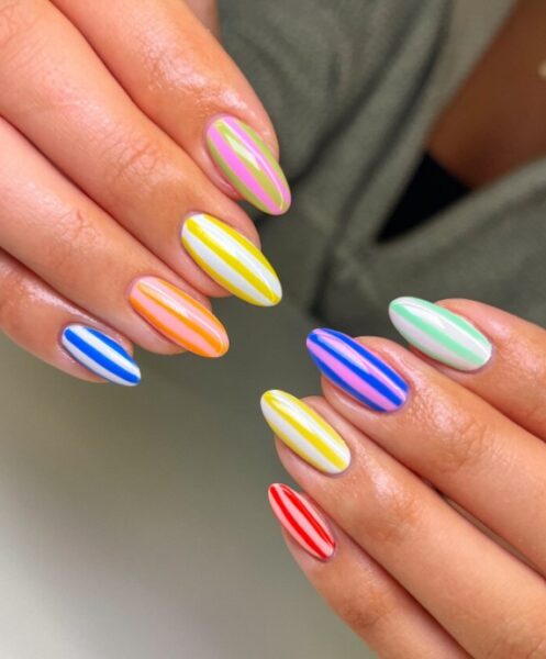 Kolorowy manicure.