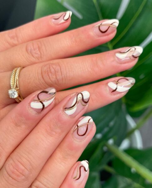 Kolorowy manicure.