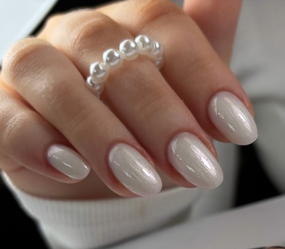 Biały - perłowy manicure.