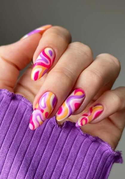 Kolorowy manicure.