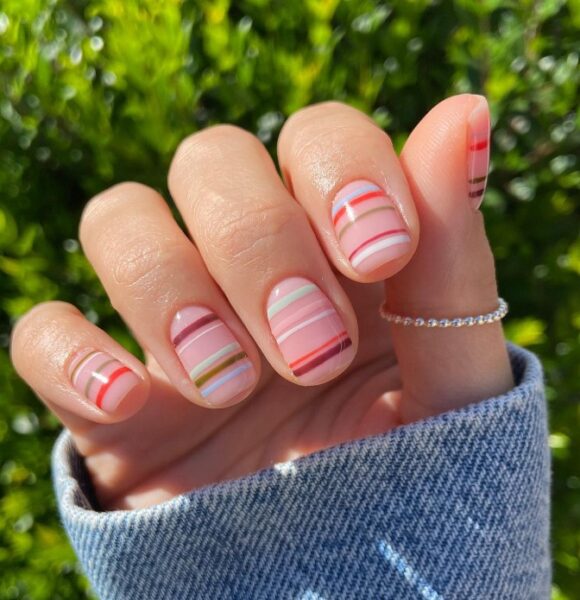 Kolorowy manicure.