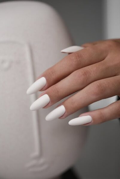 Biały manicure.