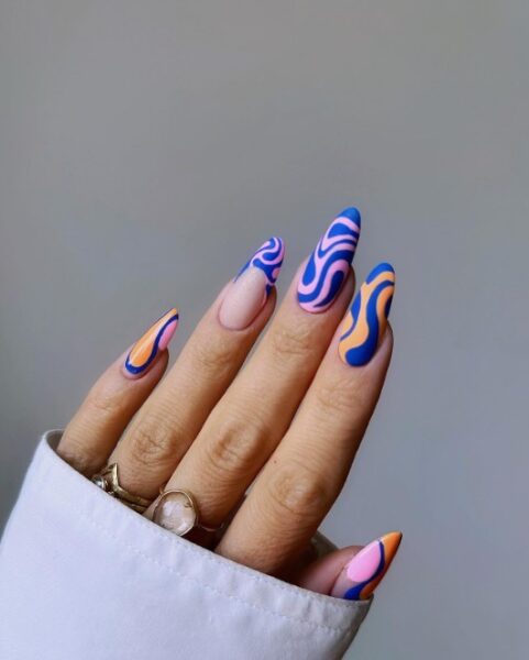 Kolorowy manicure.