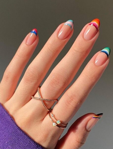 Kolorowy, francuski manicure.