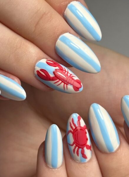 Kolorowy manicure ze zdobieniem.