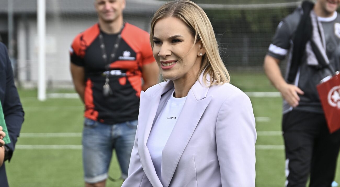 Marta Nawrocka postawiła na T-shirt polskiej marki. To znak, że wspiera rodzimą modę?