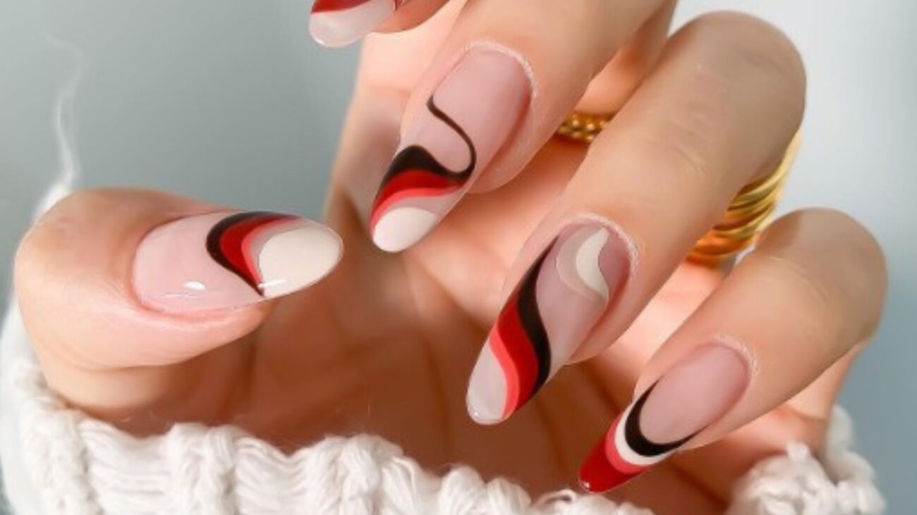 Swirl nails to trend manicure, który sprawdzi się na końcówkę lata