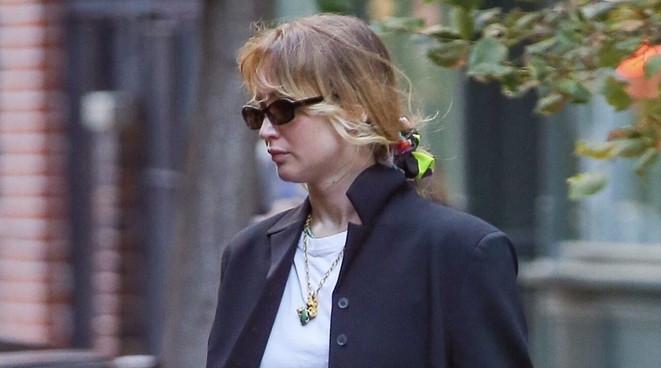 Zainspiruj się wyrafinowanymi stylizacjami Jennifer Lawrence na sezon przejściowy