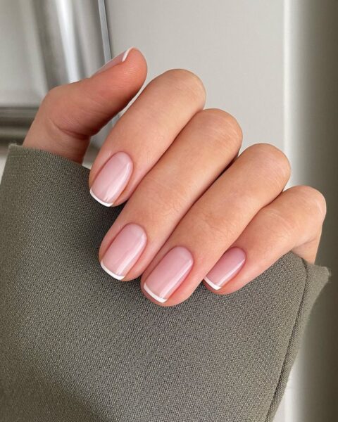 French manicure dla eleganckich kobiet – 10 stylowych wariantów, które trzeba znać