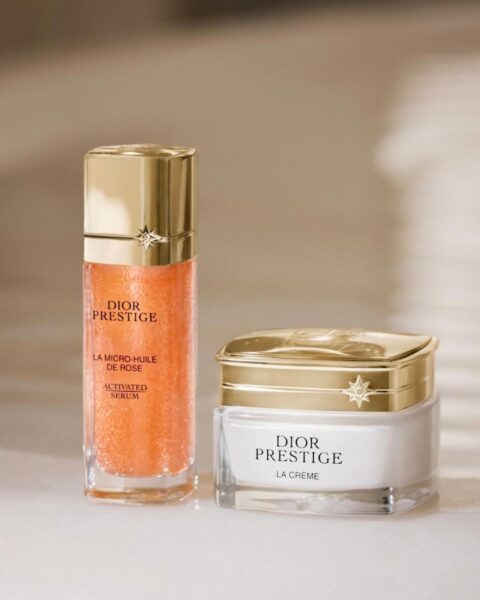 Zdjęcie kosmetyków marki Dior Prestige. Widać serum i krem. Stoją na stole.