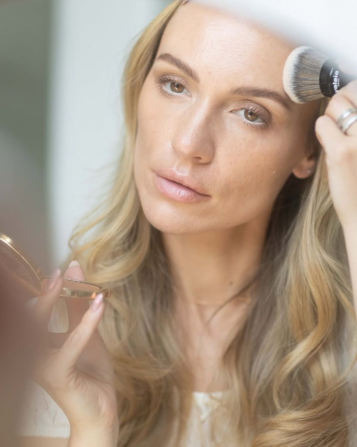 Przetestowałam makijaż „makeup-no-makeup” na dojrzałej cerze. Oto co działa, a co nie
