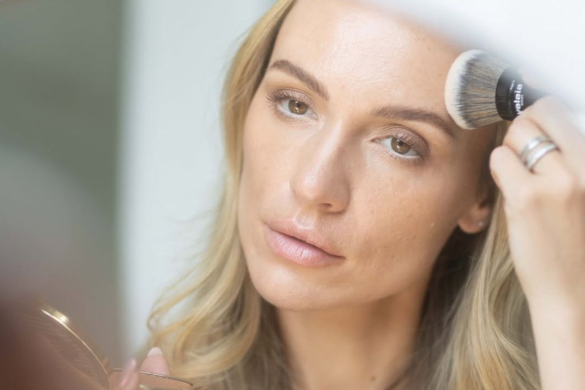 Przetestowałam makijaż „makeup-no-makeup” na dojrzałej cerze. Oto co działa, a co nie