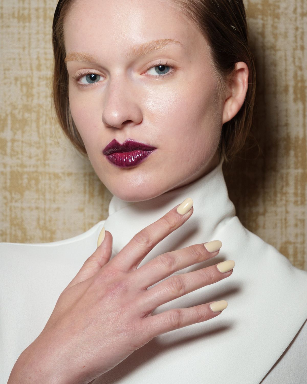 Manicure w najmodniejszych kolorach z wybiegów – jak przenieść look z calwalku na własne dłonie?