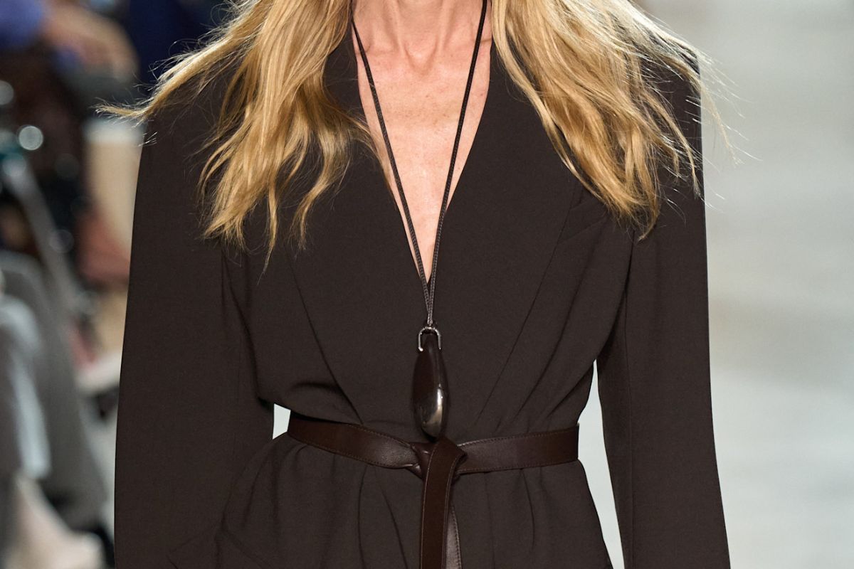 Kolekcja Michael Kors na jesień 2025 – siła, blask i elegancja biurowego stylu