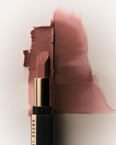 Szminka Bobbi Brown Luxe Cashmere Matte Lipstick. Zdjęcie produktowe.