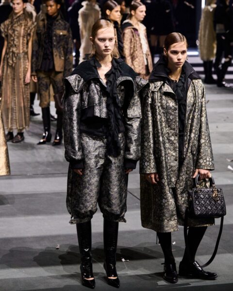 Najważniejsze Fashion Weeks na świecie. Na zdjęciu widać pokaz marki Dior w Paryżu. Modelki stoją na wybiegu i prezentują swoje stylizacje podczas finalnego wyjścia.