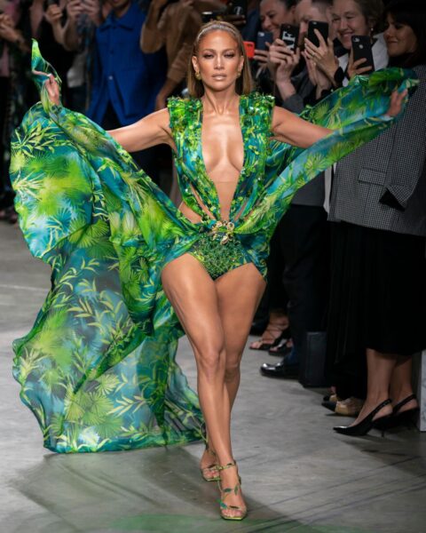 Największe ikony stylu: Jennifer Lopez w zielonej, ikonicznej sukience jungle dress podczas pokazu marki Versace.